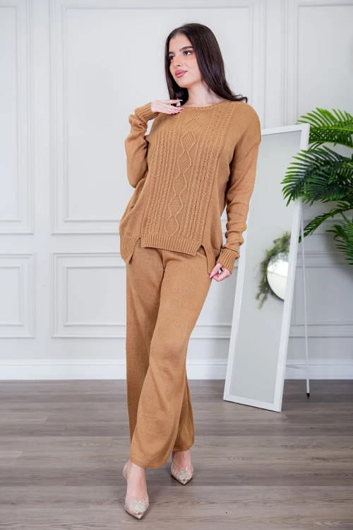 طقم تريكو نسائي شتوي قطعتين لون بني ذو أكمام طويلة و بنطلون طويل