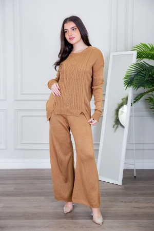 طقم تريكو نسائي شتوي قطعتين لون بني ذو أكمام طويلة و بنطلون طويل
