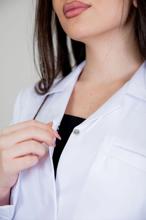 بالطو طبي لاب كوت أبيض قصير بجيوب و أزرار أمامية