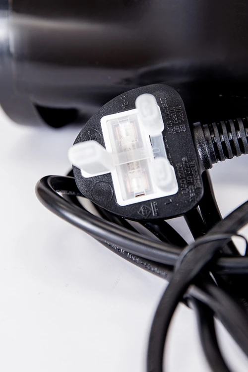 مكواة ملابس بخار عامودية  لون أسود 1800 واط مع ملحقاتها