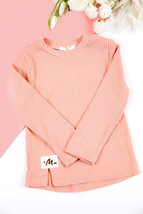 طقم بناتي شتوي قطعتين لون خربزي بطبعات من الأمام و أكمام طويلة مع بنطلون طويل بزم و رباط على الخصر