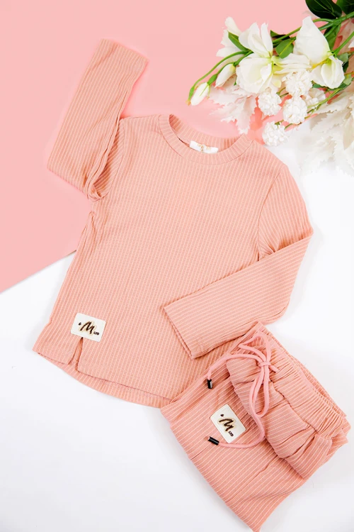 طقم بناتي شتوي قطعتين لون خربزي بطبعات من الأمام و أكمام طويلة مع بنطلون طويل بزم و رباط على الخصر