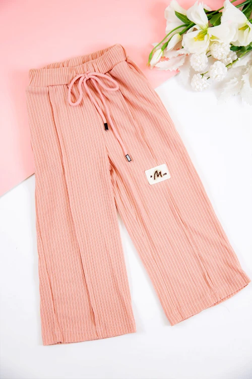 طقم بناتي شتوي قطعتين لون خربزي بطبعات من الأمام و أكمام طويلة مع بنطلون طويل بزم و رباط على الخصر