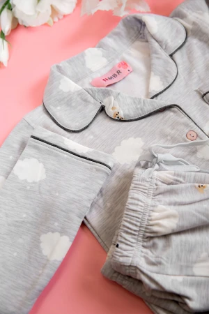 بيجاما بناتي شتوي قطعتين لون رصاصي بأزرار من الأمام و أكمام طويلة مزين برسومات مع بنطلون طويل بزم و رباط على الخصر