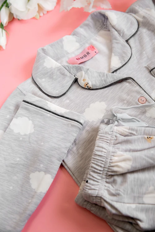 بيجاما بناتي شتوي قطعتين لون رصاصي بأزرار من الأمام و أكمام طويلة مزين برسومات مع بنطلون طويل بزم و رباط على الخصر