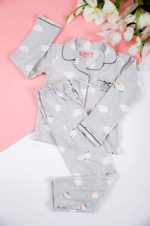 بيجاما بناتي شتوي قطعتين لون رصاصي بأزرار من الأمام و أكمام طويلة مزين برسومات مع بنطلون طويل بزم و رباط على الخصر