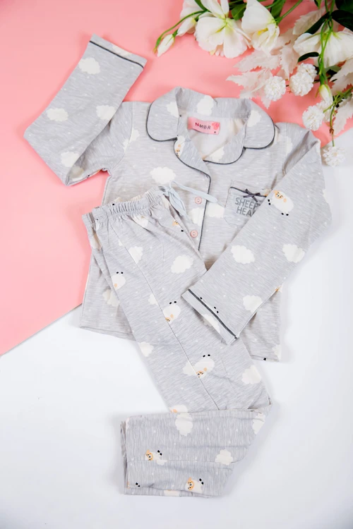 بيجاما بناتي شتوي قطعتين لون رصاصي بأزرار من الأمام و أكمام طويلة مزين برسومات مع بنطلون طويل بزم و رباط على الخصر