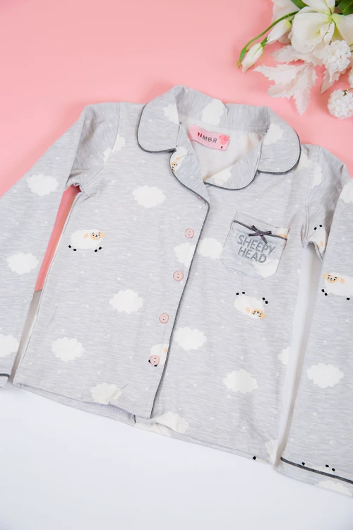 بيجاما بناتي شتوي قطعتين لون رصاصي بأزرار من الأمام و أكمام طويلة مزين برسومات مع بنطلون طويل بزم و رباط على الخصر