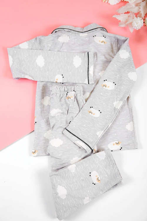بيجاما بناتي شتوي قطعتين لون رصاصي بأزرار من الأمام و أكمام طويلة مزين برسومات مع بنطلون طويل بزم و رباط على الخصر