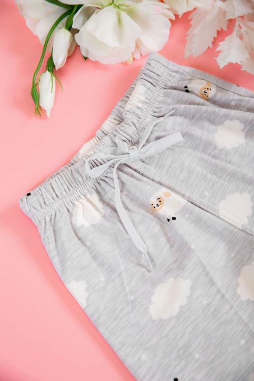 بيجاما بناتي شتوي قطعتين لون رصاصي بأزرار من الأمام و أكمام طويلة مزين برسومات مع بنطلون طويل بزم و رباط على الخصر