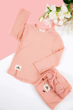 طقم بناتي شتوي قطعتين لون خربزي بطبعات من الأمام و أكمام طويلة مع بنطلون طويل بزم و رباط على الخصر