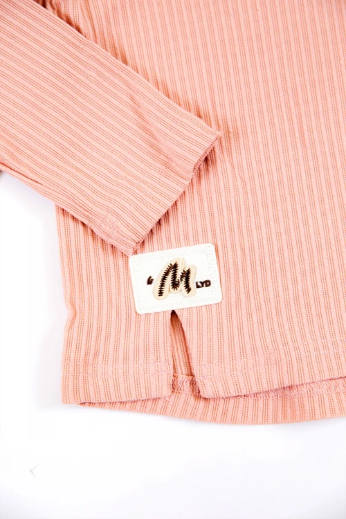 طقم بناتي شتوي قطعتين لون خربزي بطبعات من الأمام و أكمام طويلة مع بنطلون طويل بزم و رباط على الخصر