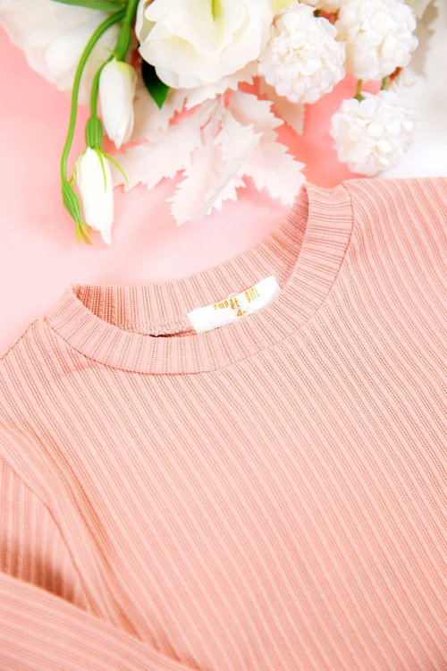 طقم بناتي شتوي قطعتين لون خربزي بطبعات من الأمام و أكمام طويلة مع بنطلون طويل بزم و رباط على الخصر