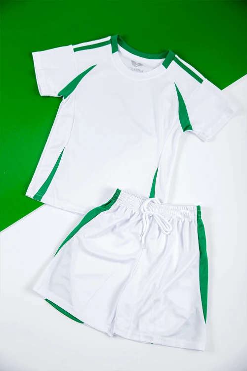 طقم ولادي رياضي قطعتين لون أبيض و أخضر تيشيرت بأكمام قصيرة و شورت برباط و زم من الخصر