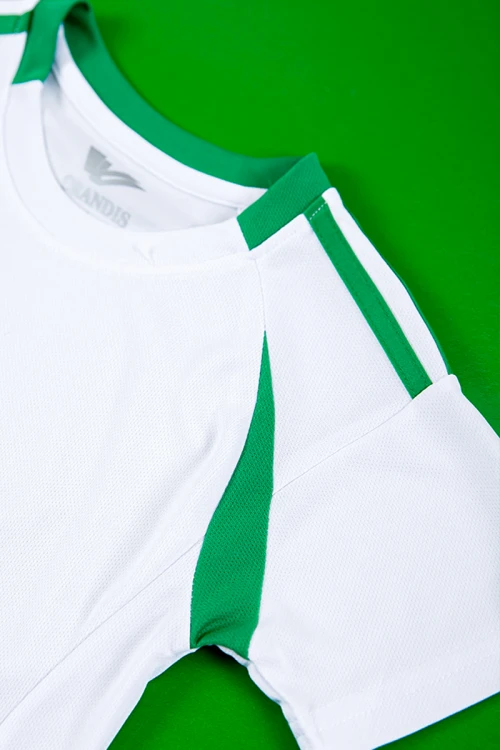 طقم ولادي رياضي قطعتين لون أبيض و أخضر تيشيرت بأكمام قصيرة و شورت برباط و زم من الخصر