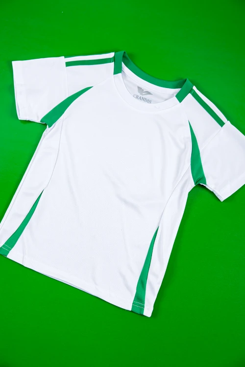 طقم ولادي رياضي قطعتين لون أبيض و أخضر تيشيرت بأكمام قصيرة و شورت برباط و زم من الخصر