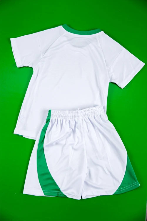 طقم ولادي رياضي قطعتين لون أبيض و أخضر تيشيرت بأكمام قصيرة و شورت برباط و زم من الخصر