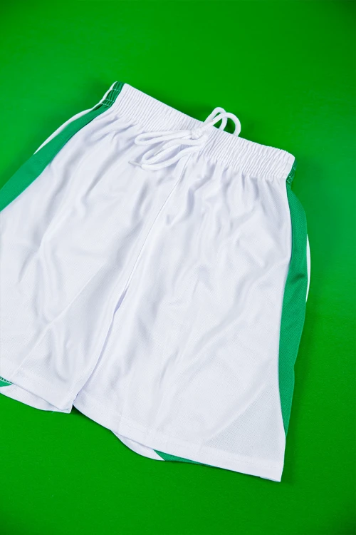 طقم ولادي رياضي قطعتين لون أبيض و أخضر تيشيرت بأكمام قصيرة و شورت برباط و زم من الخصر