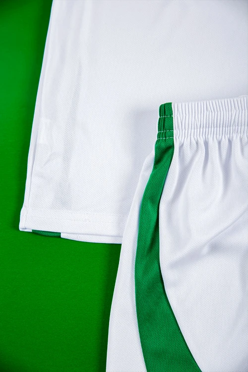 طقم ولادي رياضي قطعتين لون أبيض و أخضر تيشيرت بأكمام قصيرة و شورت برباط و زم من الخصر