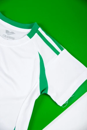 طقم ولادي رياضي قطعتين تيشيرت لون أبيض و أخضر بأكمام قصيرة و بنطلون طويل لون أسود برباط و زم من الخصر و الأسفل