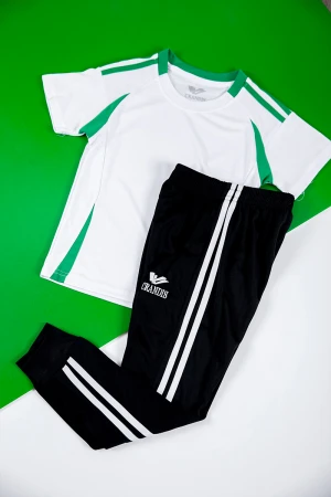 طقم ولادي رياضي قطعتين تيشيرت لون أبيض و أخضر بأكمام قصيرة و بنطلون طويل لون أسود برباط و زم من الخصر و الأسفل