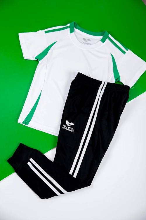 طقم ولادي رياضي قطعتين تيشيرت لون أبيض و أخضر بأكمام قصيرة و بنطلون طويل لون أسود برباط و زم من الخصر و الأسفل