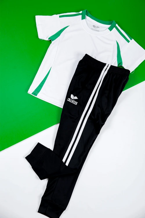 طقم ولادي رياضي قطعتين تيشيرت لون أبيض و أخضر بأكمام قصيرة و بنطلون طويل لون أسود برباط و زم من الخصر و الأسفل