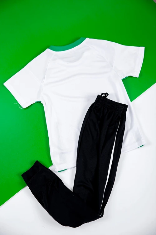 طقم ولادي رياضي قطعتين تيشيرت لون أبيض و أخضر بأكمام قصيرة و بنطلون طويل لون أسود برباط و زم من الخصر و الأسفل