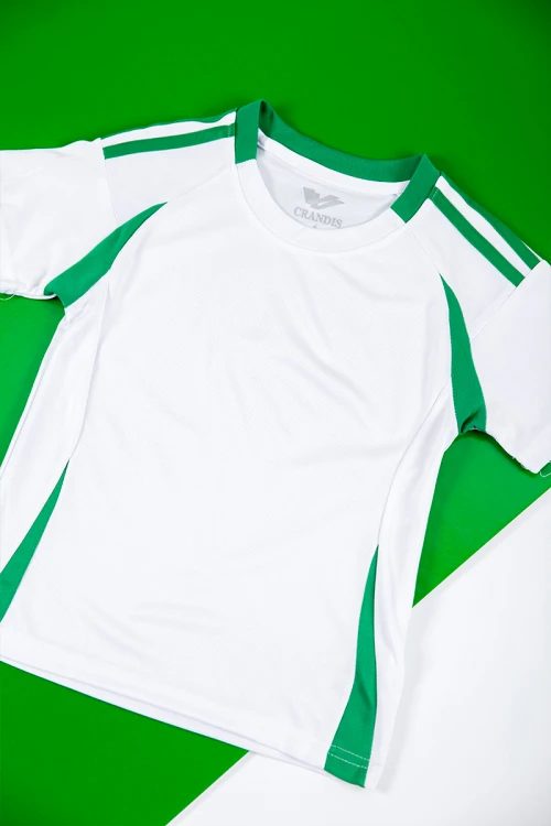 طقم ولادي رياضي قطعتين تيشيرت لون أبيض و أخضر بأكمام قصيرة و بنطلون طويل لون أسود برباط و زم من الخصر و الأسفل