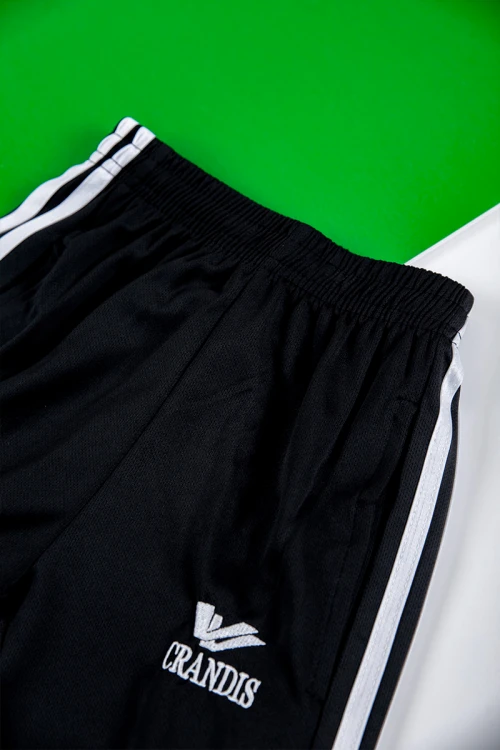 طقم ولادي رياضي قطعتين تيشيرت لون أبيض و أخضر بأكمام قصيرة و بنطلون طويل لون أسود برباط و زم من الخصر و الأسفل