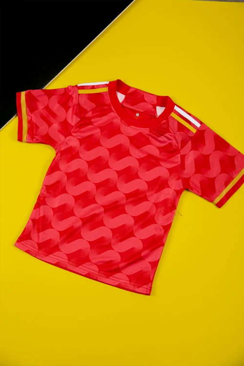 طقم ولادي رياضي قطعتين تيشيرت لون أحمر بأكمام قصيرة و بنطلون طويل لون أسود مخطط باللون الأبيض و الأصفر من الجانبين بزم من الخصر و الأسفل