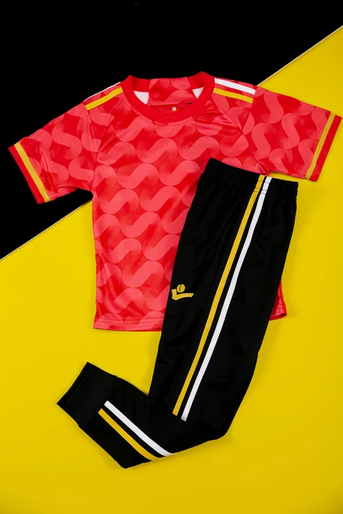 طقم ولادي رياضي قطعتين تيشيرت لون أحمر بأكمام قصيرة و بنطلون طويل لون أسود مخطط باللون الأبيض و الأصفر من الجانبين بزم من الخصر و الأسفل