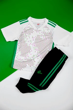 طقم ولادي رياضي قطعتين تيشيرت لون أبيض مزين باللون الأخضر و الوردي بأكمام قصيرة و بنطلون طويل لون أسود مخطط باللون الأخضر من الجانبين بزم من الخصر و الأسفل