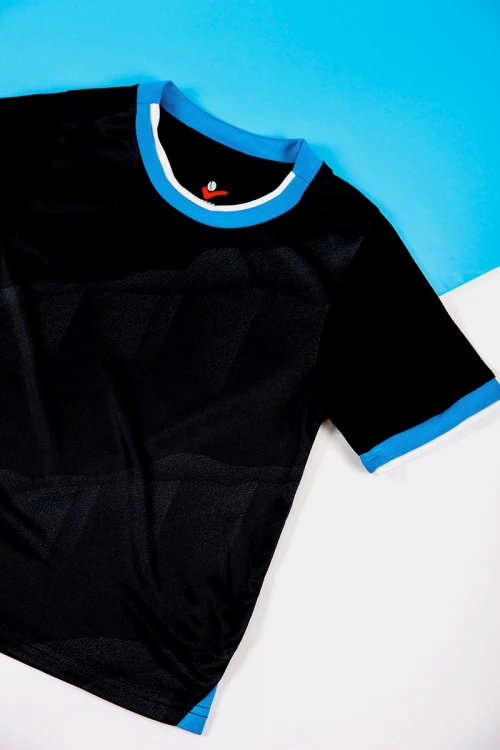 طقم ولادي رياضي قطعتين تيشيرت لون أسود و أزرق بأكمام قصيرة و بنطلون طويل لون أسود مخطط باللون الأبيض من الجانبين بزم من الخصر و الأسفل