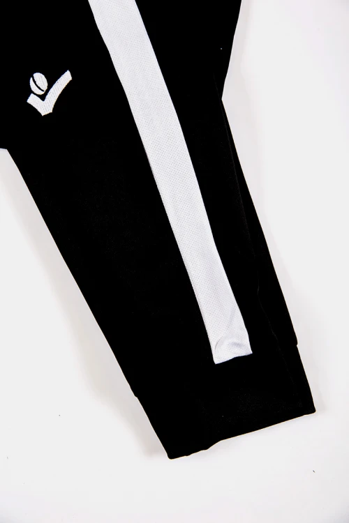 طقم ولادي رياضي قطعتين تيشيرت لون أسود و أزرق بأكمام قصيرة و بنطلون طويل لون أسود مخطط باللون الأبيض من الجانبين بزم من الخصر و الأسفل