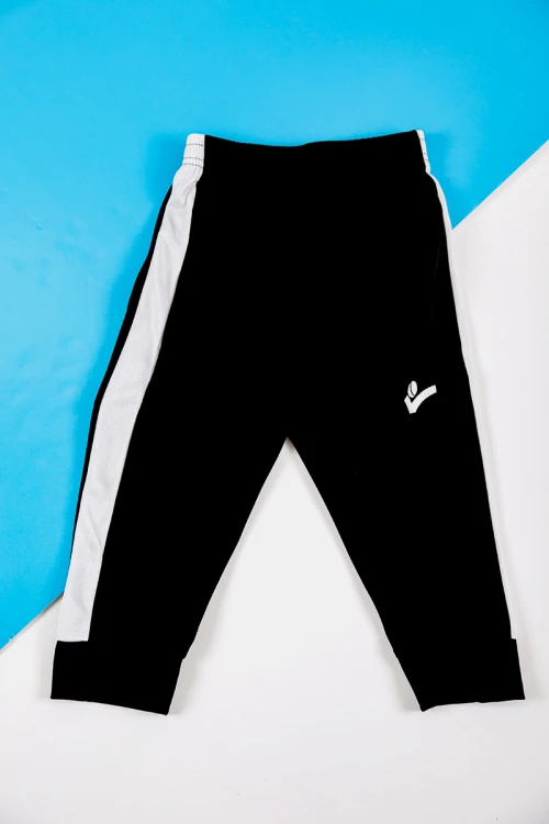 طقم ولادي رياضي قطعتين تيشيرت لون أسود و أزرق بأكمام قصيرة و بنطلون طويل لون أسود مخطط باللون الأبيض من الجانبين بزم من الخصر و الأسفل