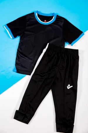 طقم ولادي رياضي قطعتين تيشيرت لون أسود و أزرق بأكمام قصيرة و بنطلون طويل لون أسود مخطط باللون الأبيض من الجانبين بزم من الخصر و الأسفل