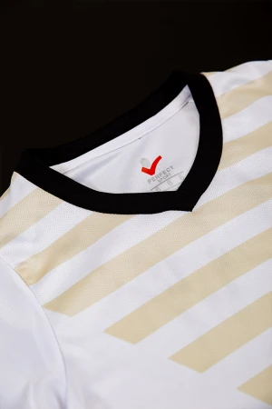 طقم ولادي رياضي قطعتين تيشيرت لون أبيض مخطط باللون البيج بأكمام قصيرة و بنطلون طويل لون أسود مخطط باللون الأبيض من الجانبين بزم من الخصر و الأسفل