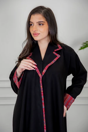 عباية نسائية كشميري أنيقة لون أسود بياقة و أكمام مزينة من الأطراف و أزرار من الأمام مع طرحة