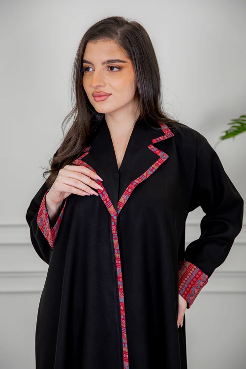 عباية نسائية كشميري أنيقة لون أسود بياقة و أكمام مزينة من الأطراف و أزرار من الأمام مع طرحة