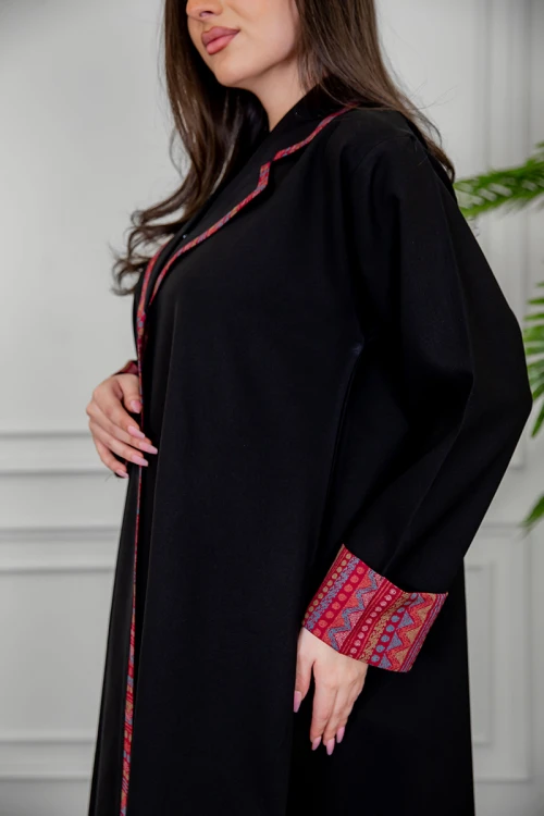 عباية نسائية كشميري أنيقة لون أسود بياقة و أكمام مزينة من الأطراف و أزرار من الأمام مع طرحة