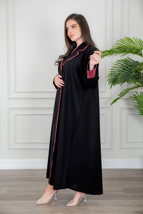 عباية نسائية كشميري أنيقة لون أسود بياقة و أكمام مزينة من الأطراف و أزرار من الأمام مع طرحة