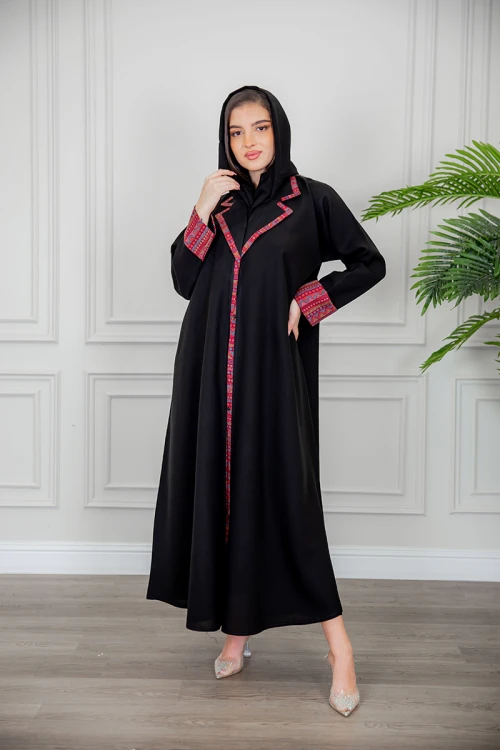 عباية نسائية كشميري أنيقة لون أسود بياقة و أكمام مزينة من الأطراف و أزرار من الأمام مع طرحة