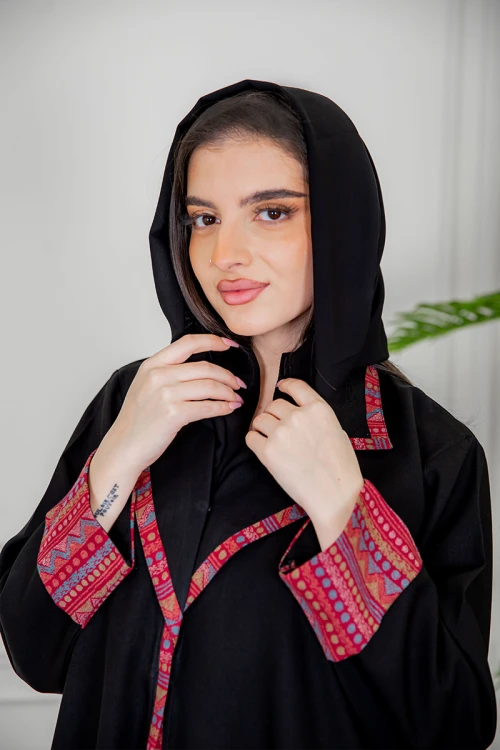 عباية نسائية كشميري أنيقة لون أسود بياقة و أكمام مزينة من الأطراف و أزرار من الأمام مع طرحة