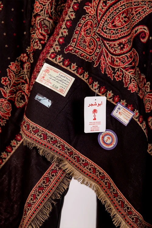 شال كشميري نسائي لون أسود بنقوش باللون الأحمر و البيج