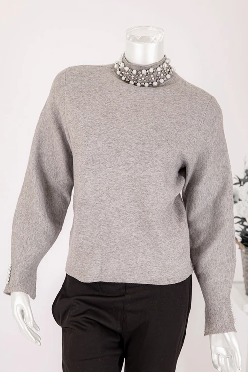 بلوفر نسائي شتوي لون رصاصي بياقة عالية مزينة باللؤلؤ و بأكمام بفتحات قصيرة مزينة باللؤلؤ