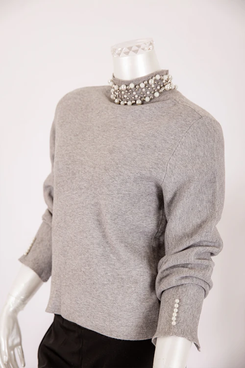 بلوفر نسائي شتوي لون رصاصي بياقة عالية مزينة باللؤلؤ و بأكمام بفتحات قصيرة مزينة باللؤلؤ