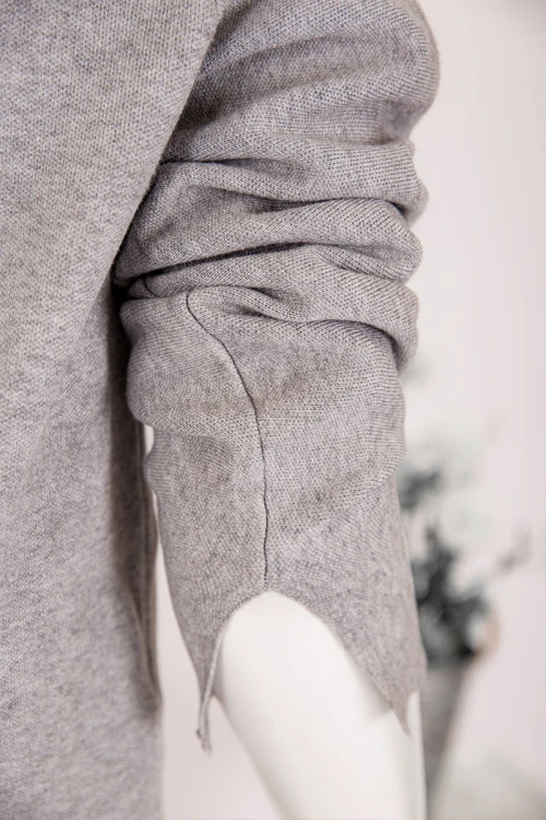 بلوفر نسائي شتوي لون رصاصي بياقة عالية مزينة باللؤلؤ و بأكمام بفتحات قصيرة مزينة باللؤلؤ