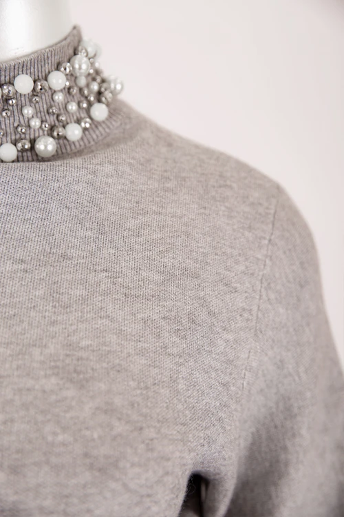 بلوفر نسائي شتوي لون رصاصي بياقة عالية مزينة باللؤلؤ و بأكمام بفتحات قصيرة مزينة باللؤلؤ