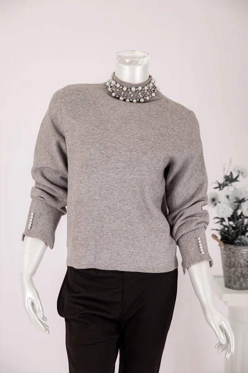 بلوفر نسائي شتوي لون رصاصي بياقة عالية مزينة باللؤلؤ و بأكمام بفتحات قصيرة مزينة باللؤلؤ